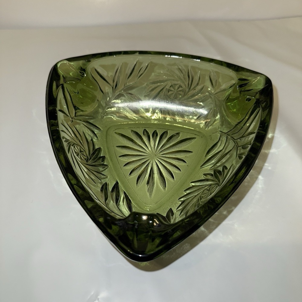 VINTAGE ETCHED HAZEL ATLAS GREEN GLASS TRIANGLE SHAPE ASHTRAY PINWHEEL FLOWER‎